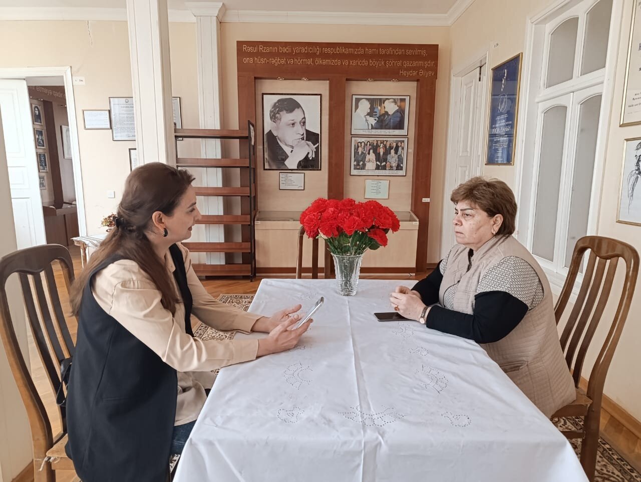 “Çox istəyirəm ki, Azərbaycanın çox tanınmış şair və yazarları ilə burda görüş keçirək”-Rəsul Rzanın Ev -muzeyinden MÜSAHİBƏ